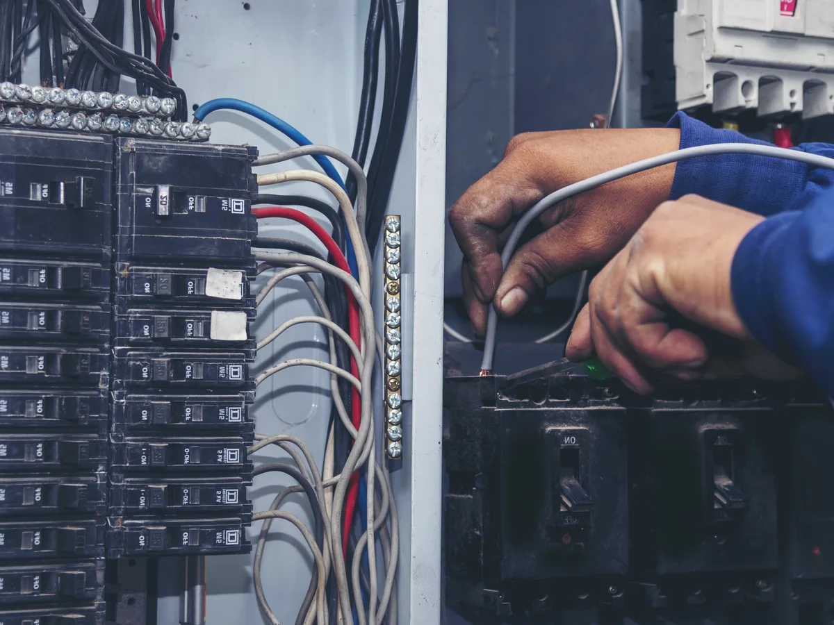 Artisan électricien au travail à Paris